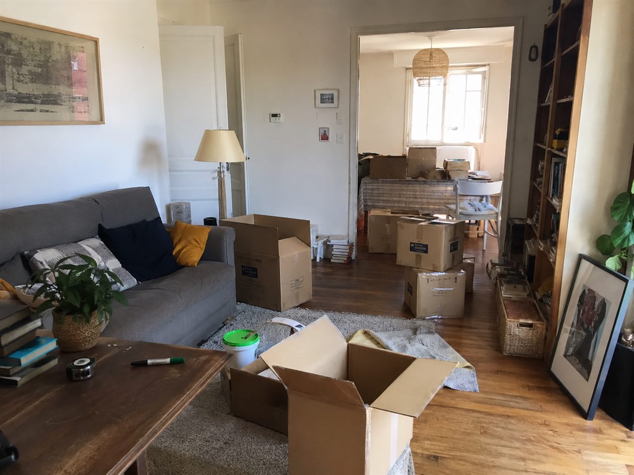 Intérieur d’un logement avec cartons et objets à trier pendant un débarras