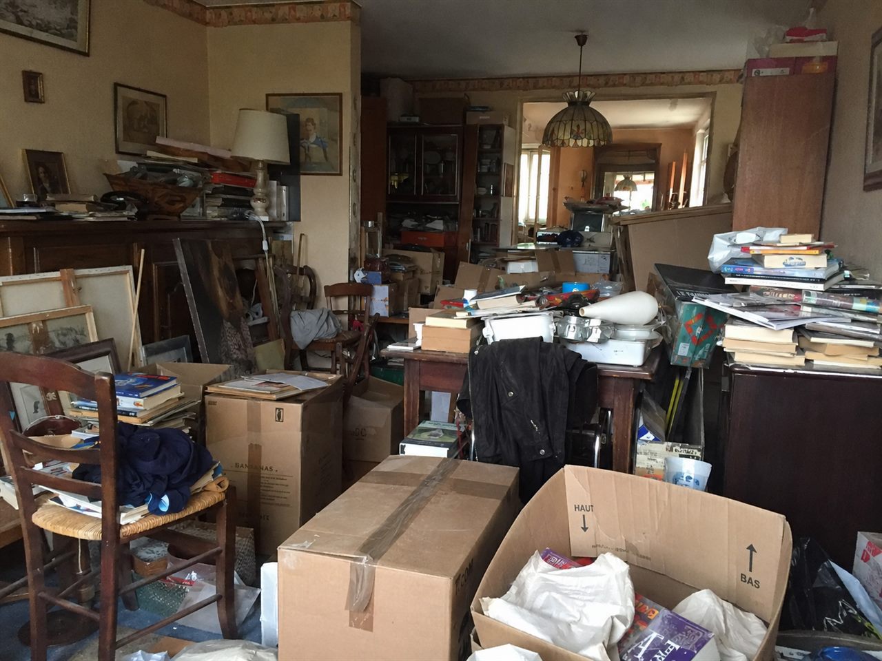 Séjour très encombré avant débarras