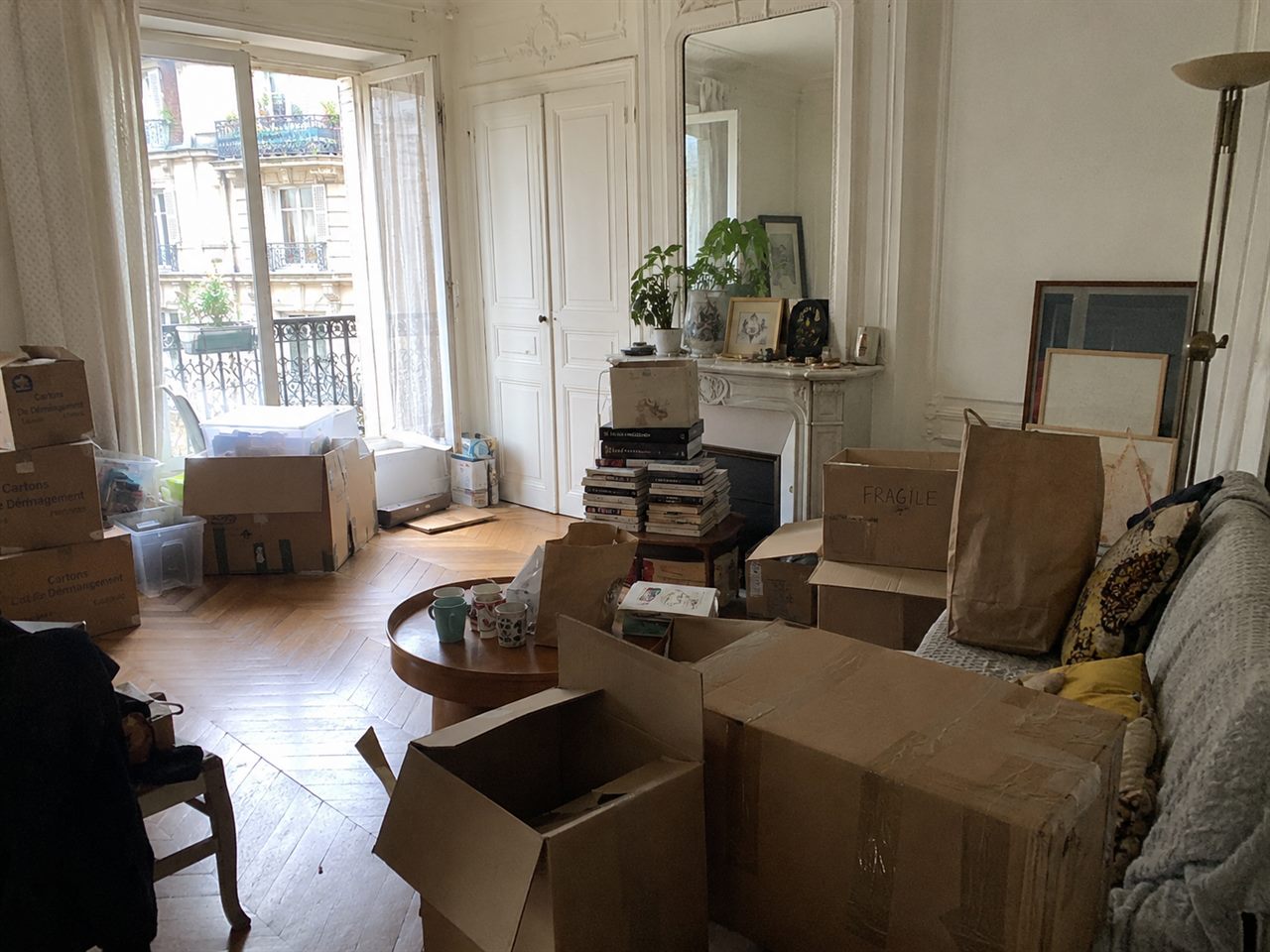 Salon d’une maison à débarrasser